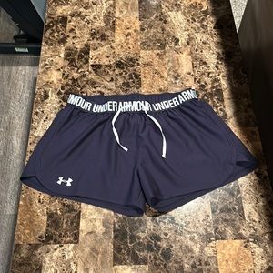 Women’s Under Armour athletic shorts great condition size medium